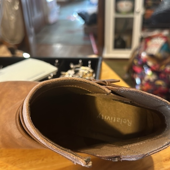 Relativity tan ankle boots an excellent used condition very lightly used. size 8 - Picture 6 of 8